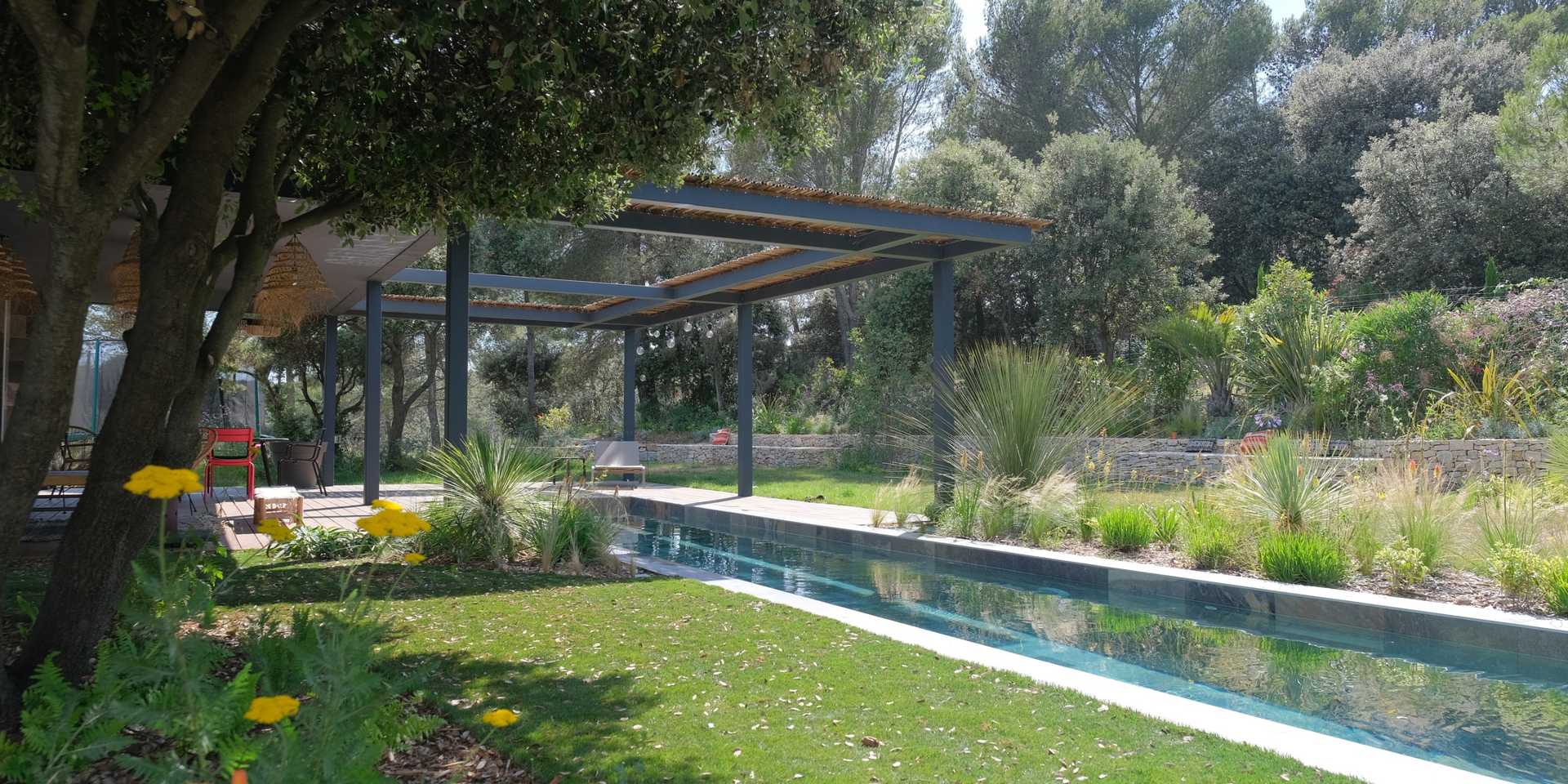 Jardin avec piscine réalisé par un paysagiste dans le Bas-Rhin