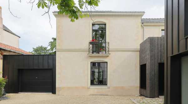 Extension contemporaine d'une maison ancienne réalisée par un architecte rville